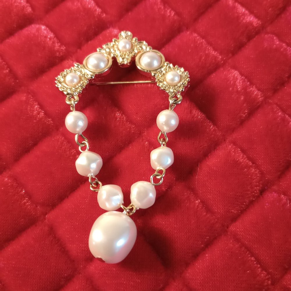 Vintage Liz Claiborne brooch pin, faux pearls